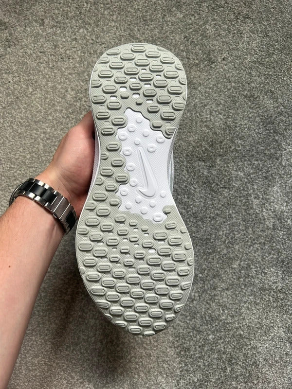 Nike revolution 7 white running shoes Men’s UK size 9