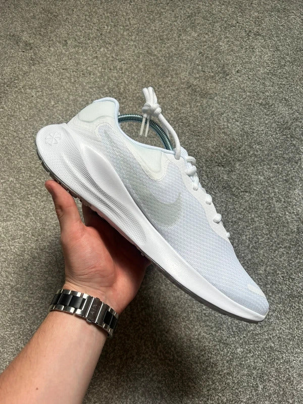 Nike revolution 7 white running shoes Men’s UK size 9